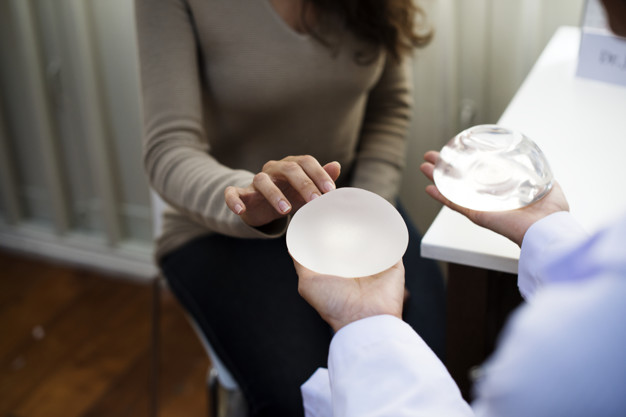What percentage of breast implants rupture?